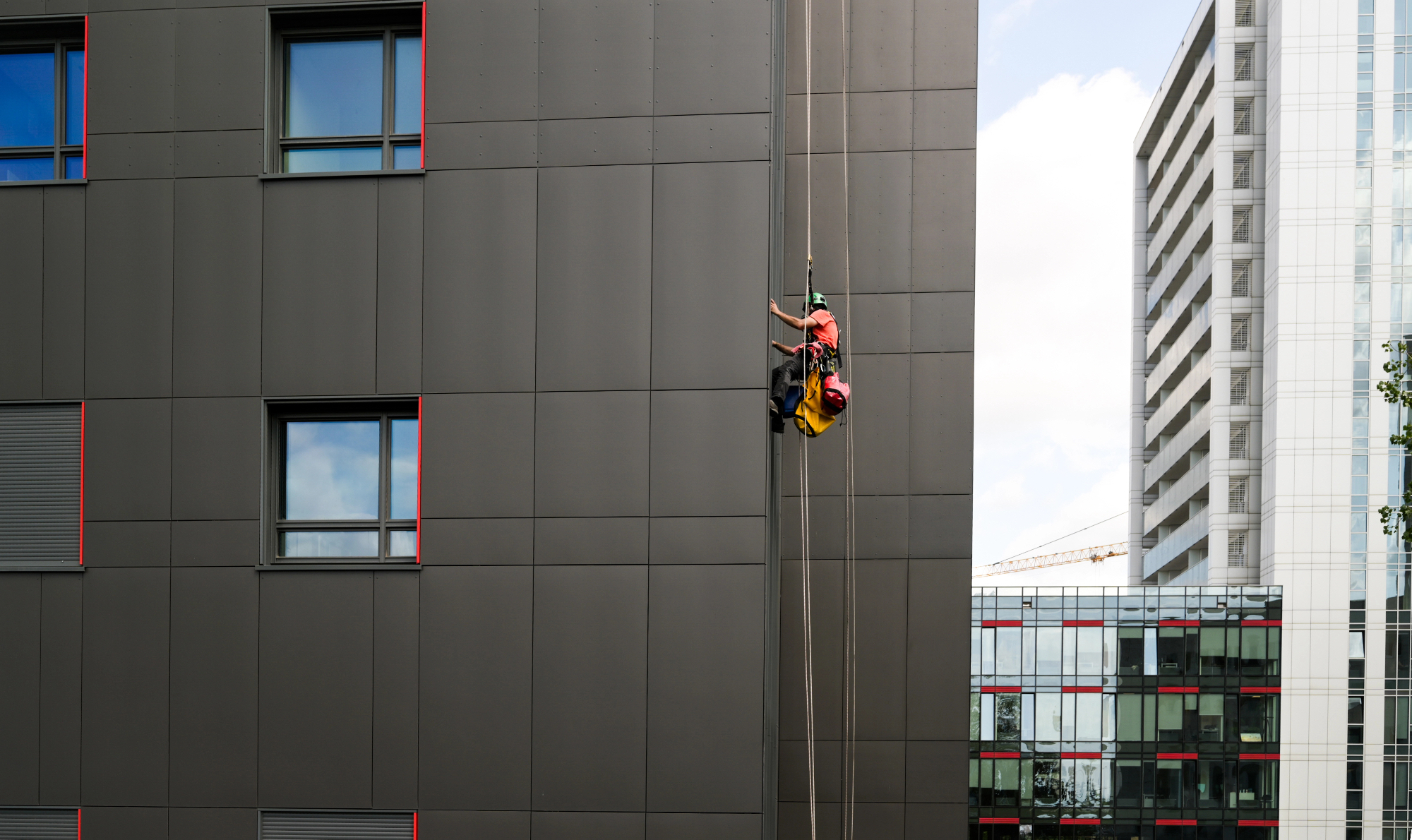 Ključne smernice za uspešno čiščenje steklenih fasad v mestnem okolju