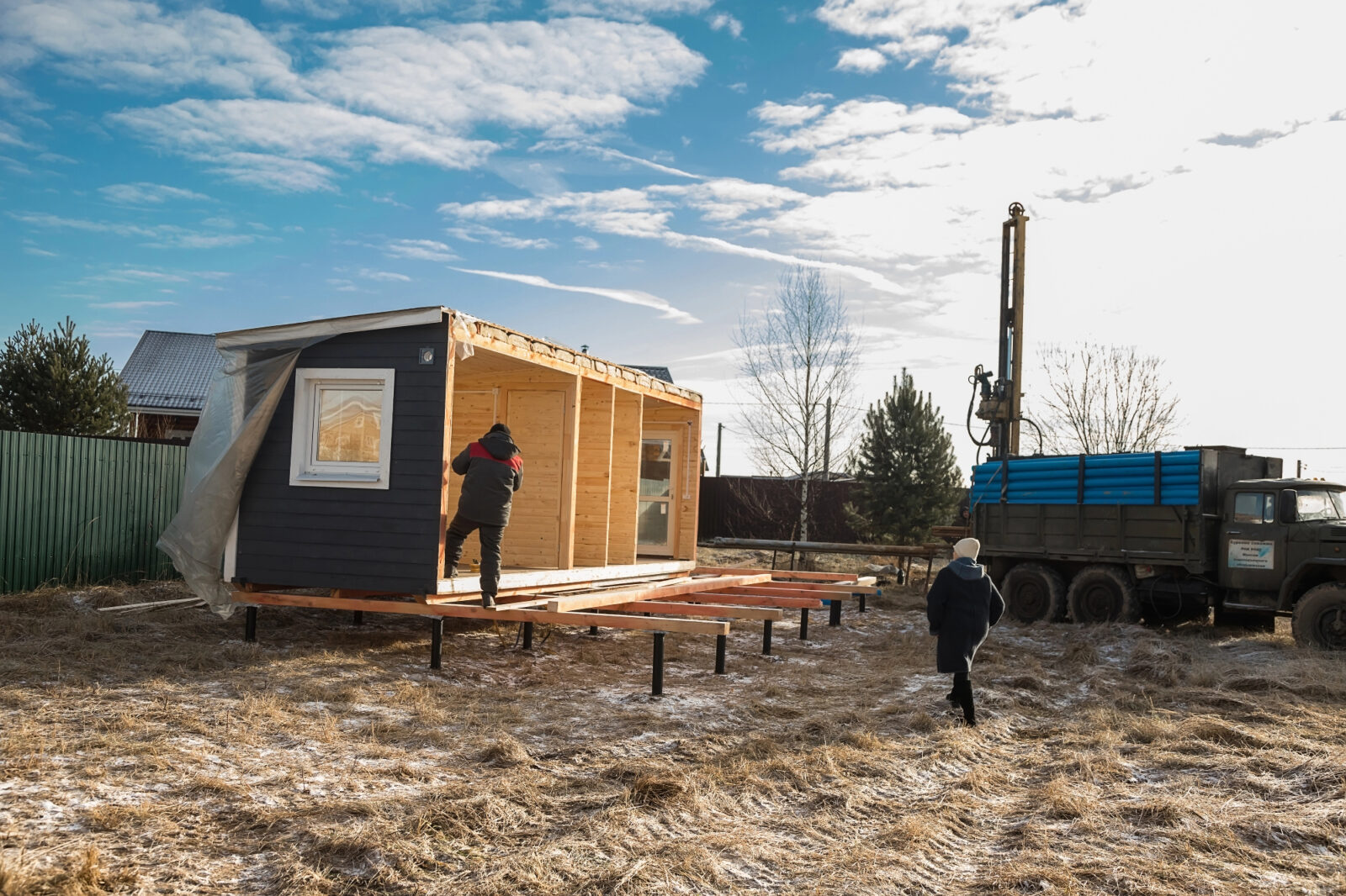 Na neokrnjeni parceli je modularna hiška, ki služi kot vikend